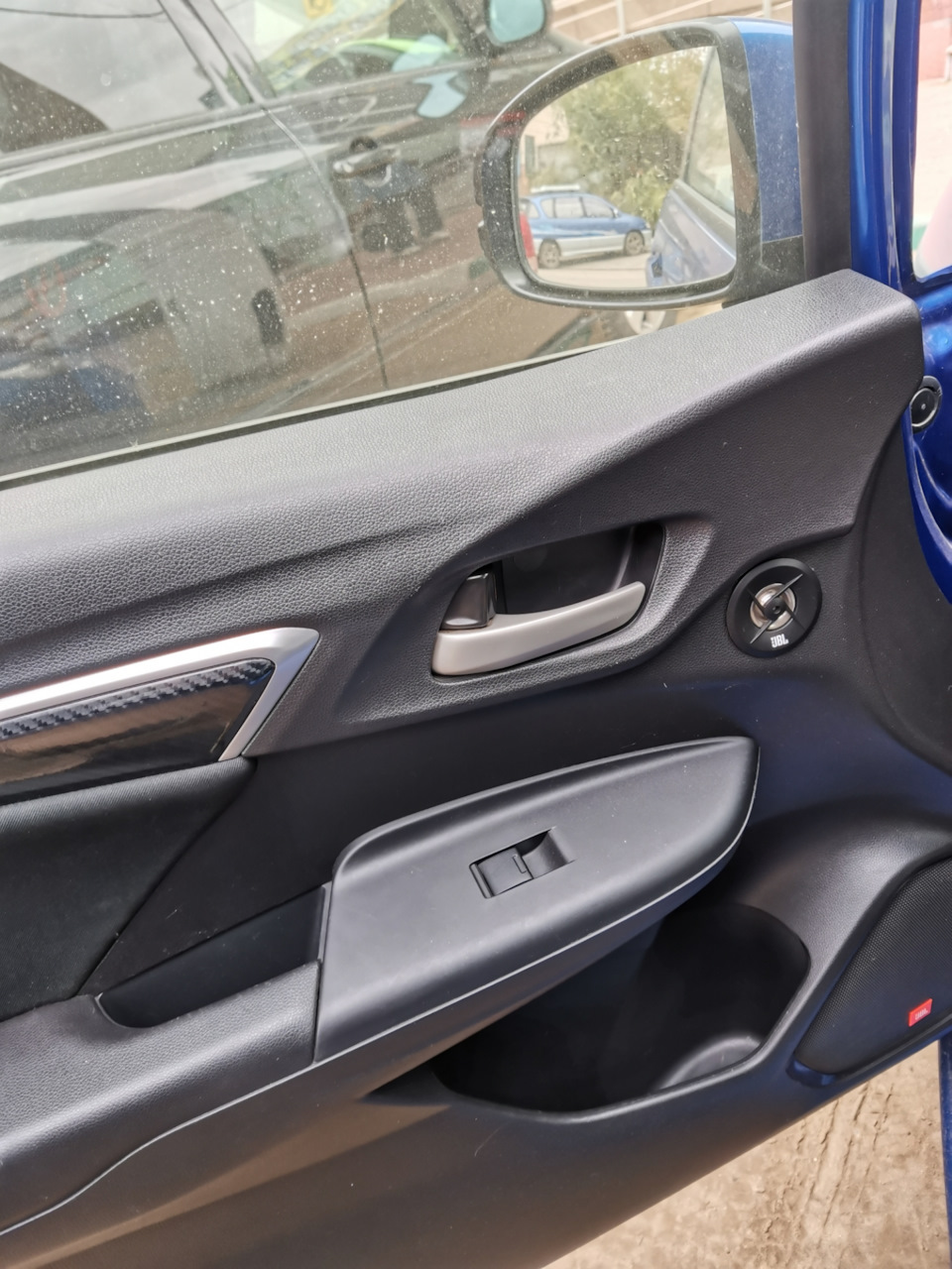 На расстоянии не заметны от слова совсем. — Honda Fit (3G)