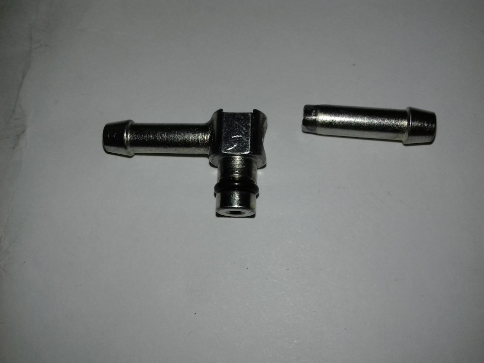 один фитинг оказался с дефектом хорошо что купил с запасом. P/S-если кому надо GM55579278 зажим П-образный который фитинг с форсункой держит. — Opel Astra J