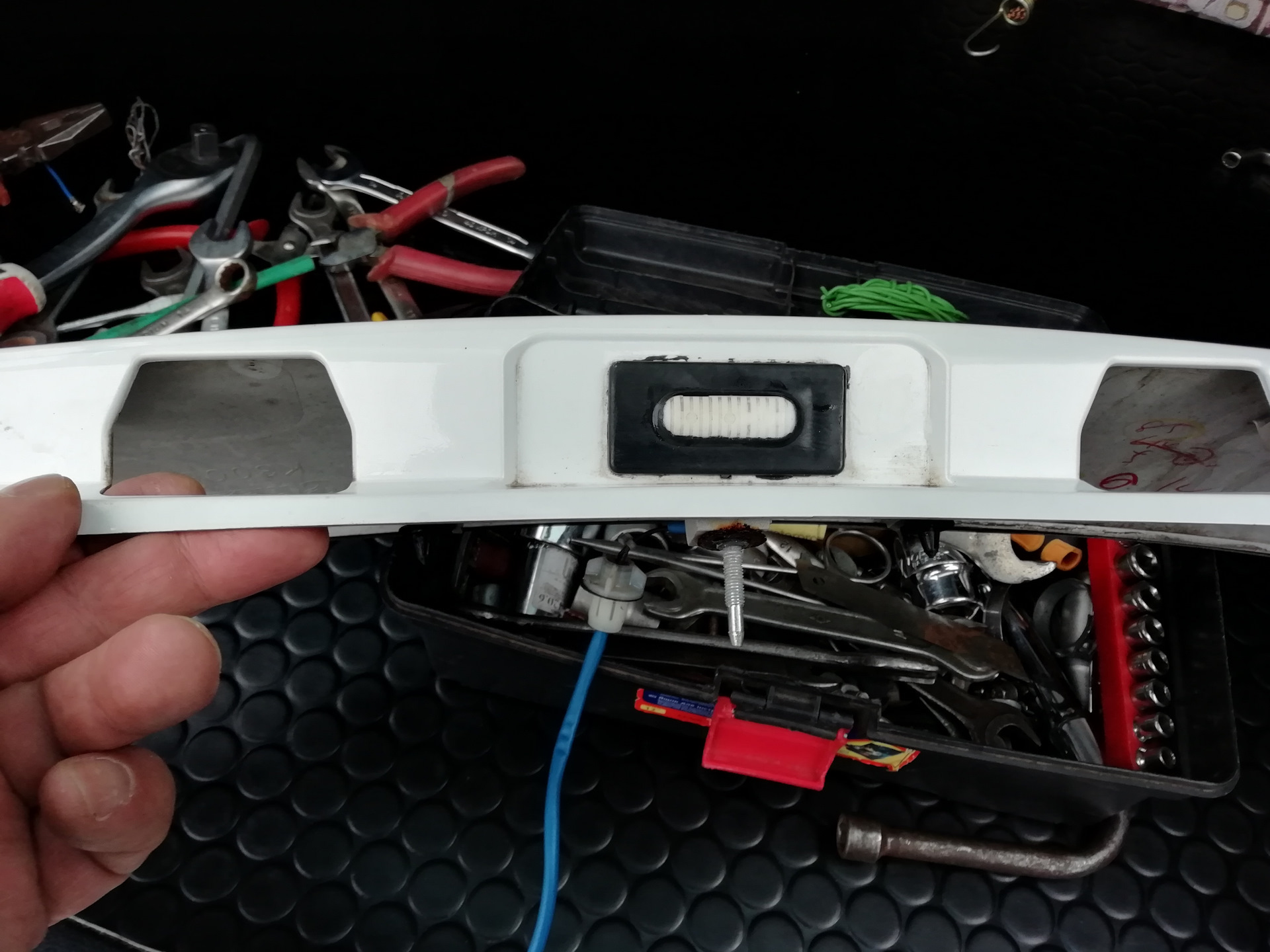 Palisade hyundai кнопка багажника. Разобрать кнопку +закрытия багажника инсигния. Замена кнопки багажника шевроле круз седан. Кнопка багажника шевроле круз 2012 года. 6 2013.