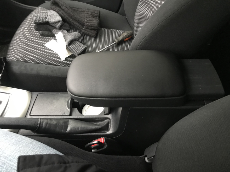 Обшивка подлокотника — Toyota Corolla (140/150), 1,6 л, 2012 года ...