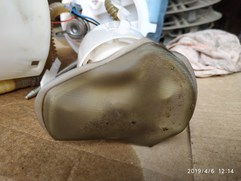 Замена фильтра бензонасоса. — Lada Гранта, 1,6 л, 2012 года | своими ...