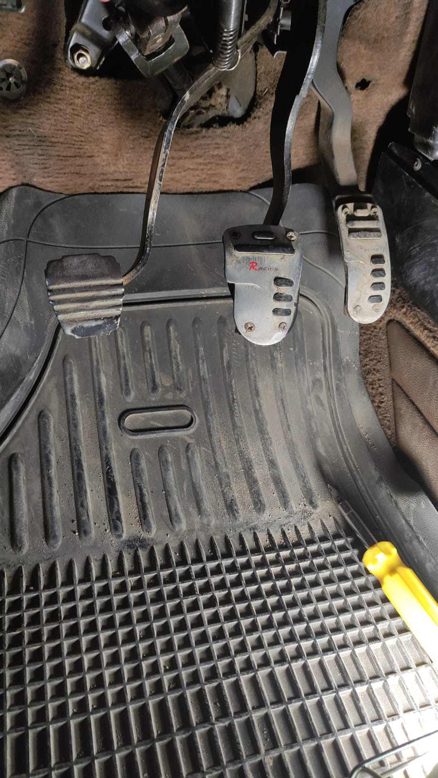 Замена накладок на педалях. — Volkswagen Golf Mk2, 1,6 л, 1987 года ...