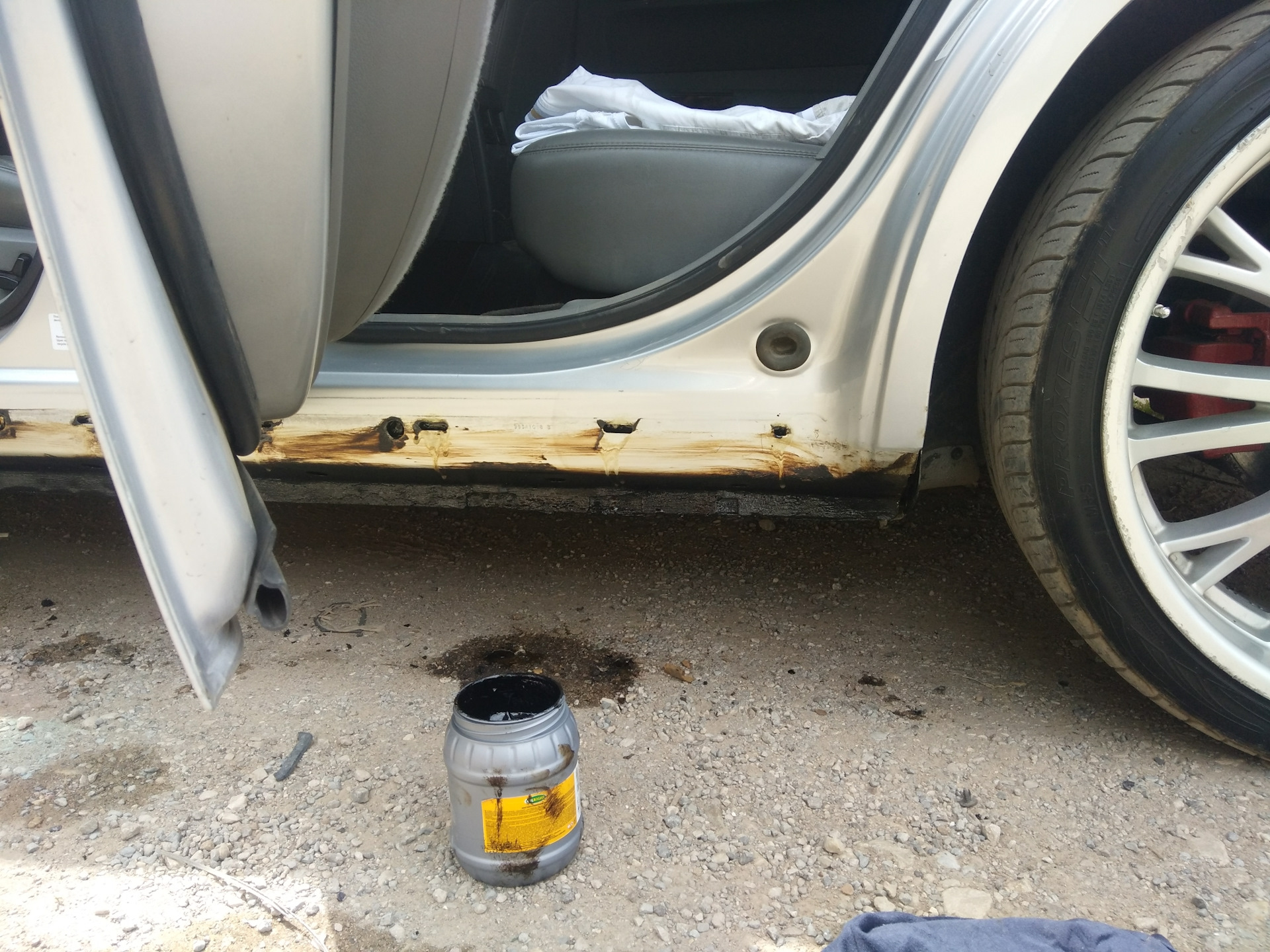 ржавчина на порогах автомобиля golf plus. антикорозийка для авто пороги. отработанные пороги. пороги приора хэтчбек. приора сзади хэтчбек серебристый порог.