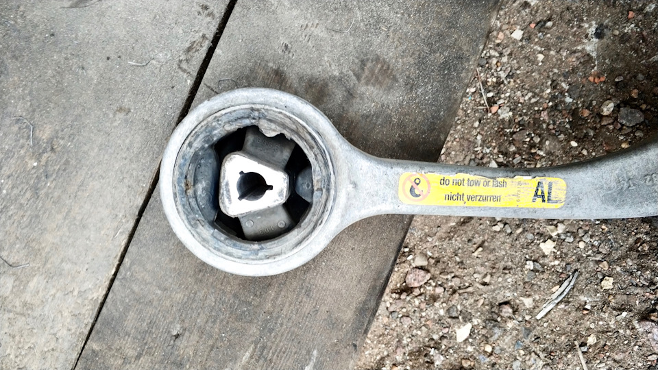 Замена сайлентблоков верхних рычагов — BMW 5 series Touring (E61), 2 л ...