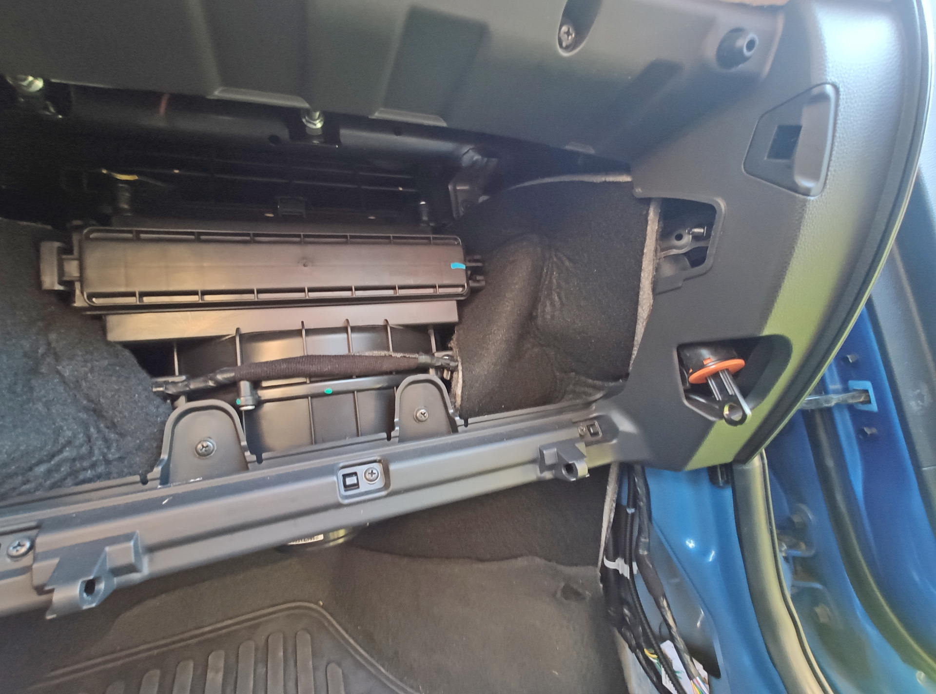 Как снять бардачок hyundai creta Шумка, часть 4. Моторный щит из салона и карпет в бардачок и очечник - Hyundai C