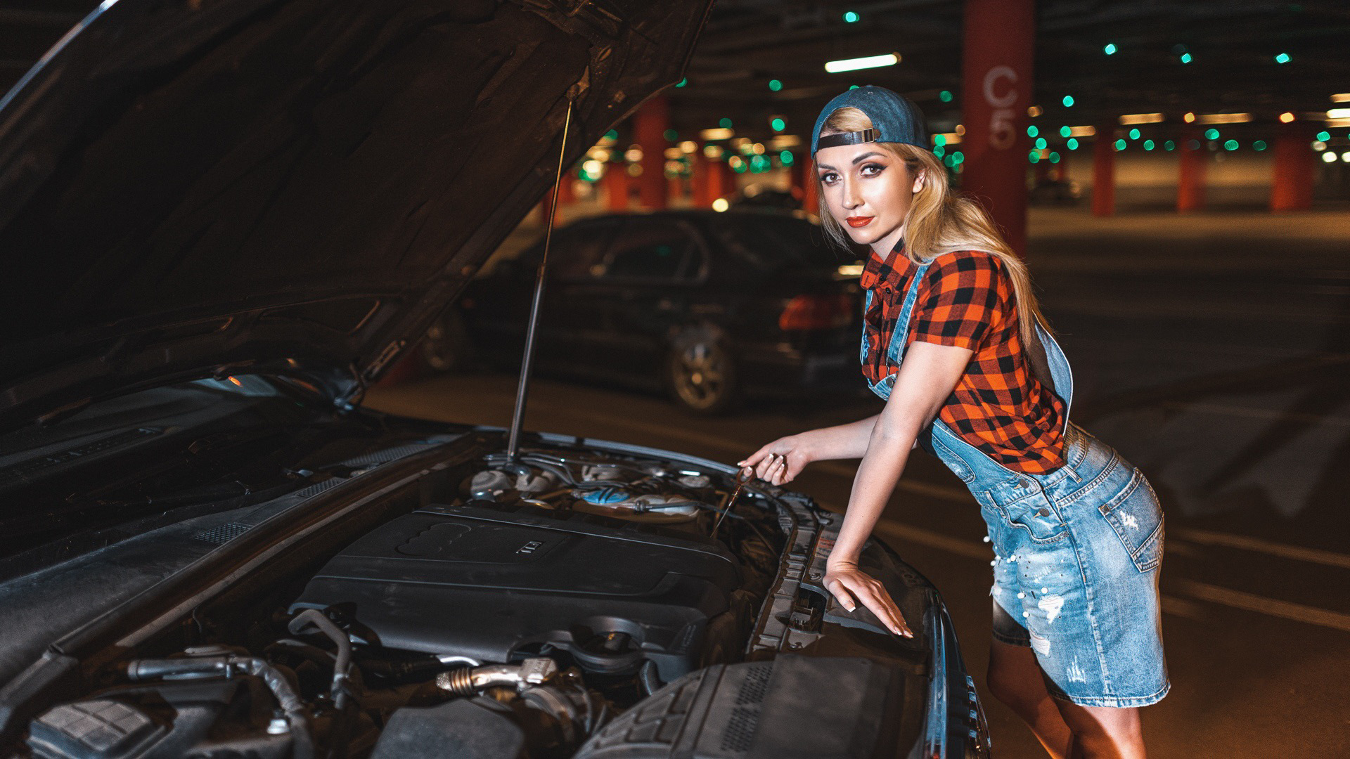 Sweety fox auto mechanic. Девушка автослесарь. Девушка механик. Девушка механик автомобилей.