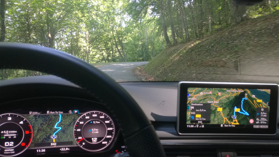 Цель близка. В 2017 по этой дороге проходил этап Тур де Франс. Подъем – 10.3%. Сдохнуть можно. По пути встречались смелые велосипедисты, поднимавшиеся со скоростью 5 кмч. Дорога очень опасна: неогороженный обрыв, камни, упавшие на дорогу… — Audi A4 (B9)