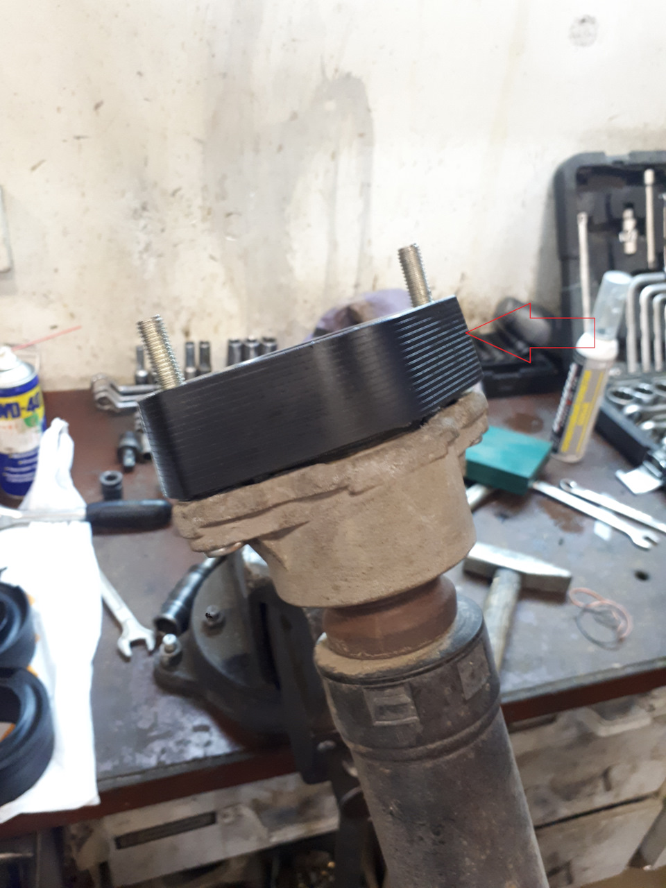 Krok 17: Tył: wybicie fabrycznych szpilek (rozprężanie zwykle niepotrzebne). — Mercedes W204