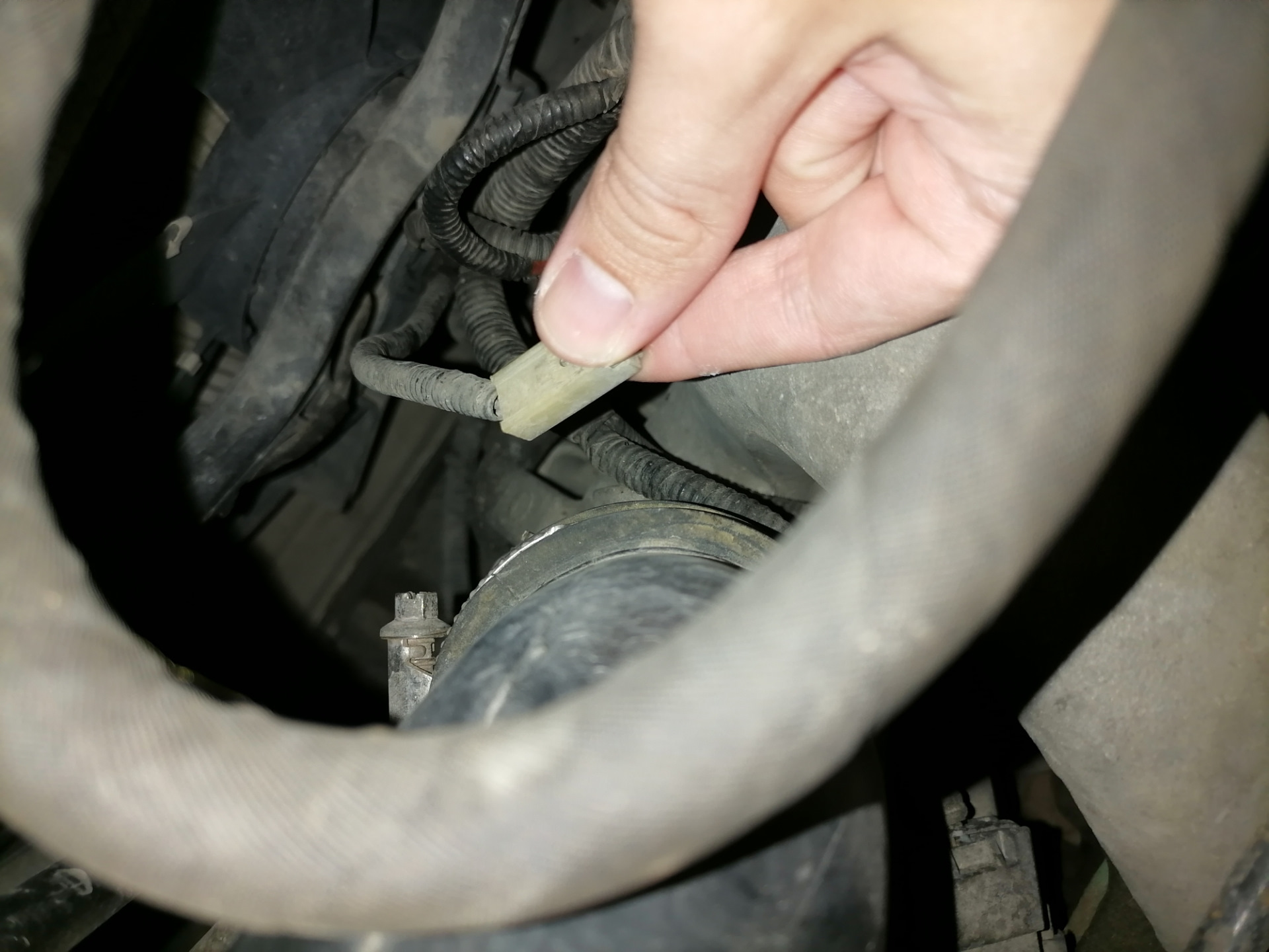 Провод давления масла. Провод давления масла. Провод на датчик давления масла ваз 2112. Провод давления масла 2107. Датчик давления масла audi 100 2.