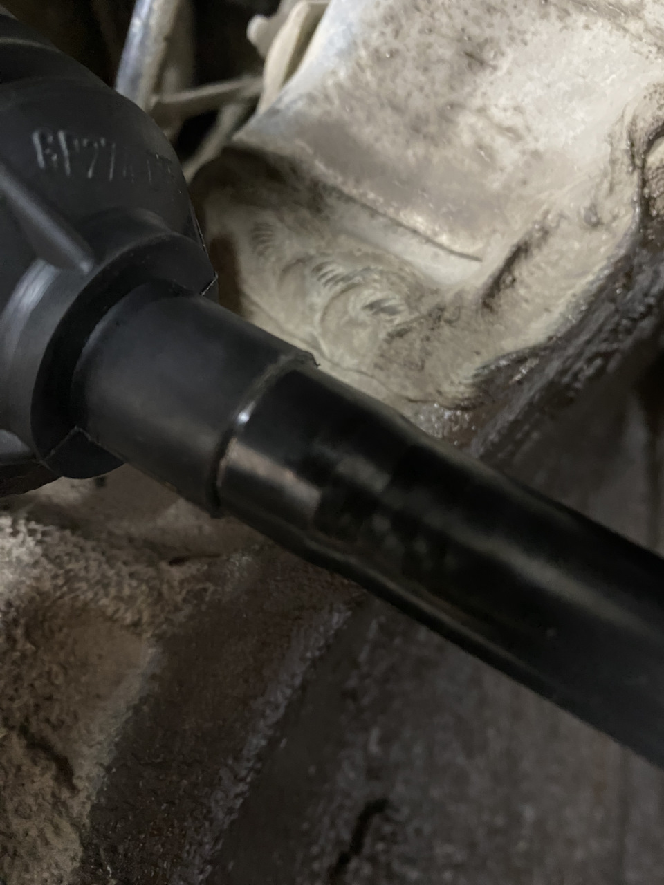 Пыльник толкаем до посадочного места в сторону рулевой — Hyundai Tucson (JM)