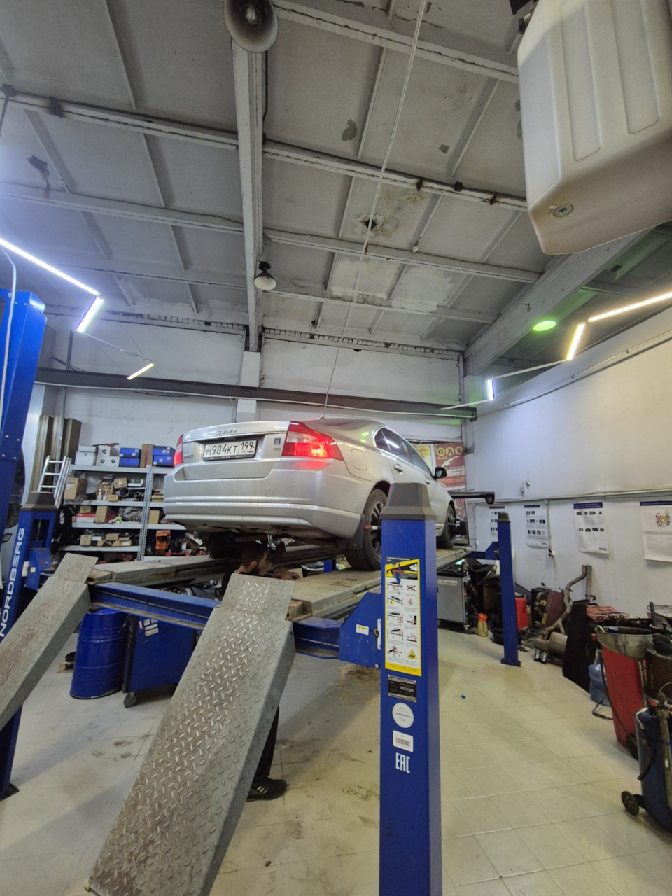 Поменяно: новые сайлентблоки задних нижних поперечных рычагов (развальные) — у одного была замята обойма уже, у остальных микротрещины резинок, махнули все. Новые болты, новые гайки. Сделан сход-развал (16к) — Volvo S80 (2G)