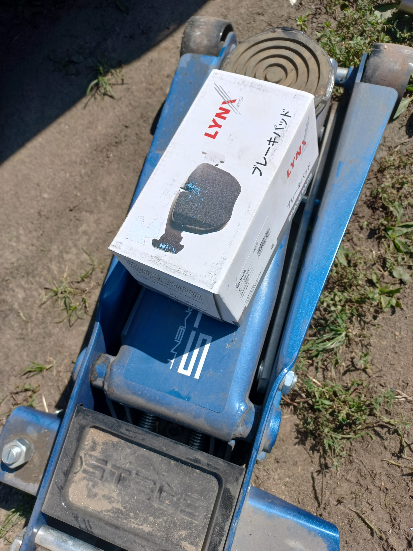 Замена передних колодок — Mazda CX-5 (1G), 2 л, 2012 года | запчасти ...