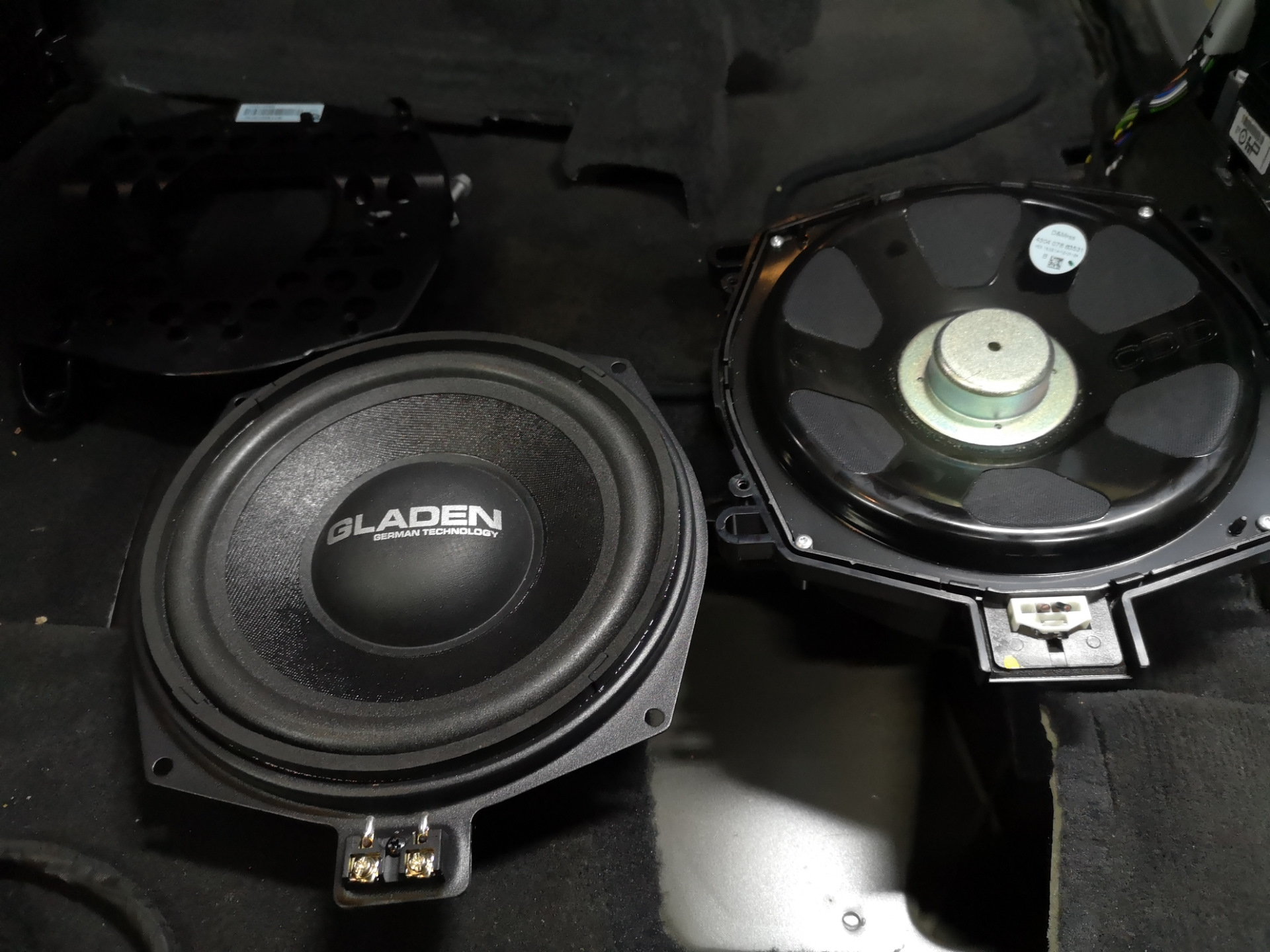 Под вайб. Subwoofer BMW e64. Сабвуфер под сиденье Vibe. Саб 50 ватт под сиденье.