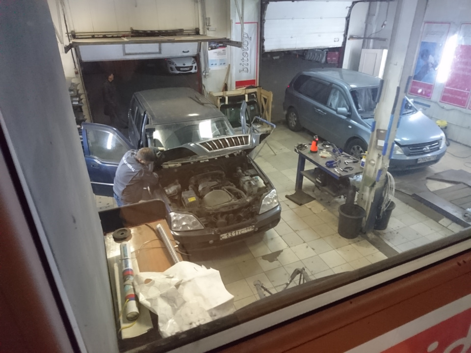 Как поменять лобовое стекло с третьего раза и остаться недовольным ...