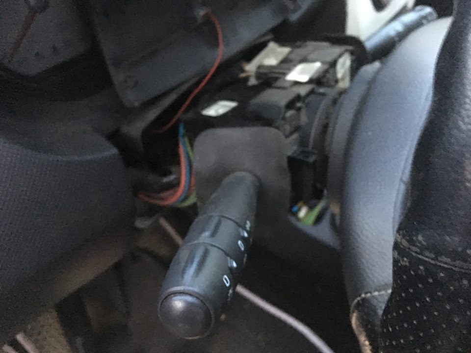 Замена подрулевого переключателя света — Renault Sandero 1G, 1,6 л ...