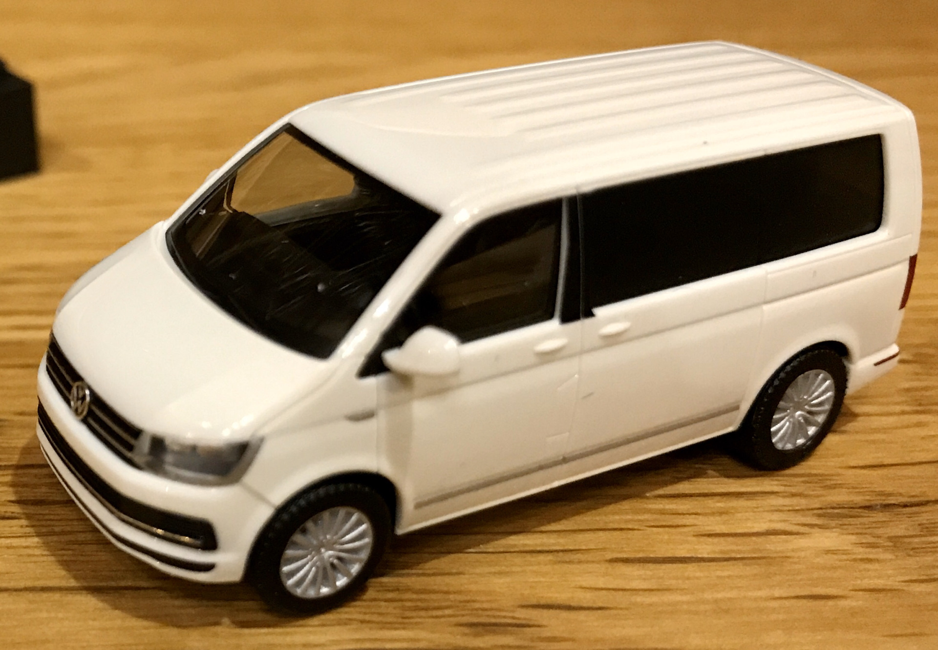 Модель 1 6. 1:43 VW t6 Multivan. Модель VW Multivan 1 43. Модель машины Фольксваген Мультивен.