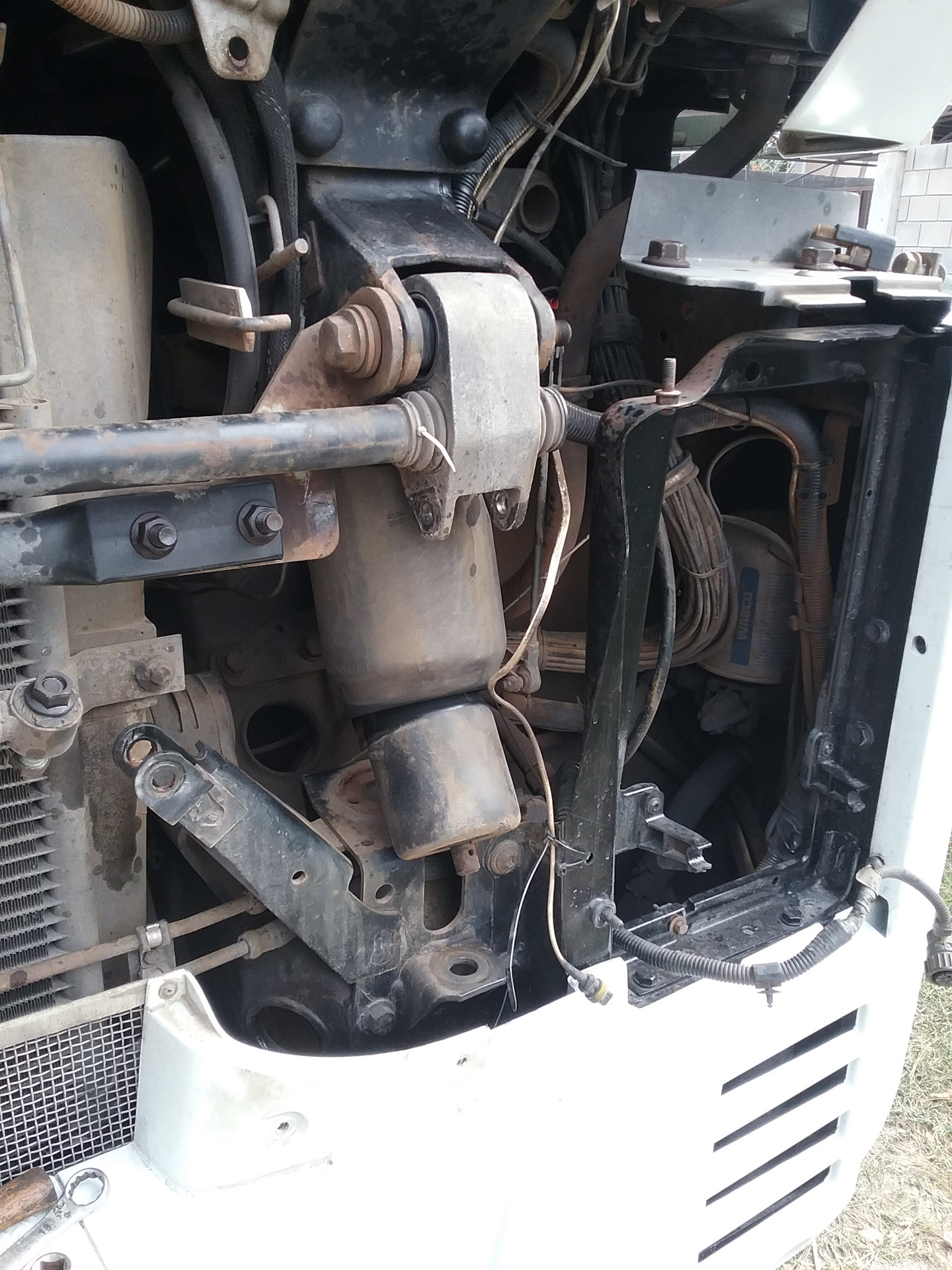 Ивеко стралис поднятая кабина. Кабина камаз 6520 1 комплектации. Как поднять кабину на ситраке. Как поднять кабину на ситраке. Тягач ford f max 500 амортизаторы ведущей оси.