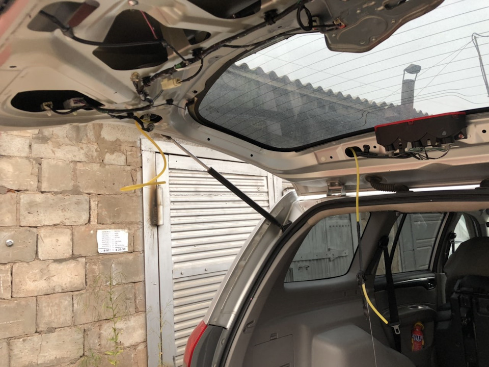 заднее стекло паджеро спорт 2. замена заднего стекла паджеро 3. заднее боковое стекло  паджеро спорт 2. забрызгивает снизу боковые стекла паджеро 4 2008. заднее стекло паджеро спорт 2.