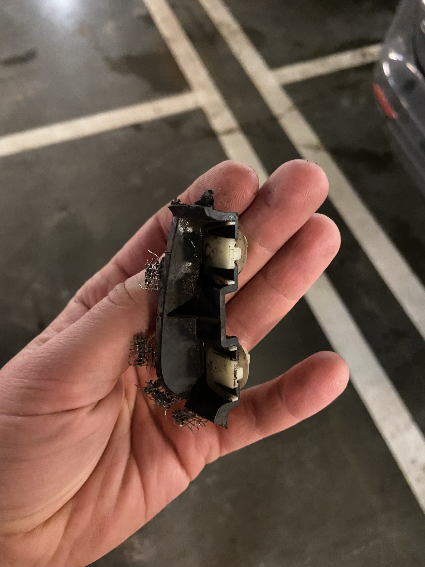 крепление накладки и уплотнителя — Nissan X-Trail II (t31), 2 л, 2007 ...