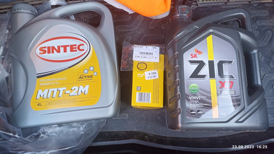 Давит масло из под клапанной крышки. — Opel Astra J, 1,6 л, 2013 года ...