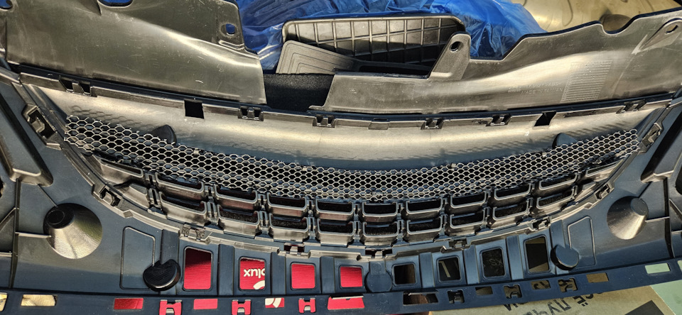 Вот эта щель меня смутила и я наколхозил в нее сетку на хомутах. — Opel Corsa D