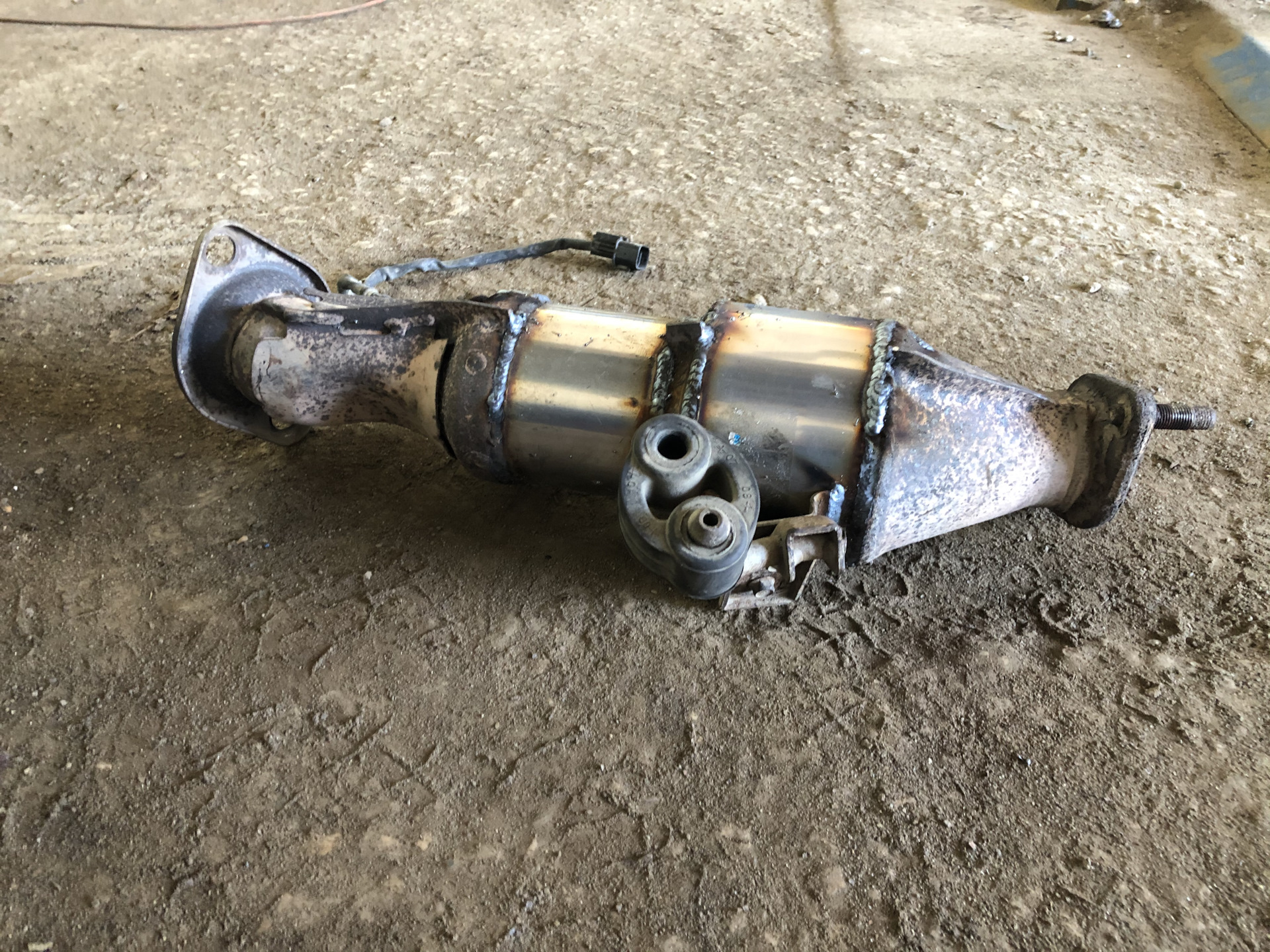 Замена пламегасителя — KIA Cerato (2G), 1,6 л, 2012 года | плановое ТО ...