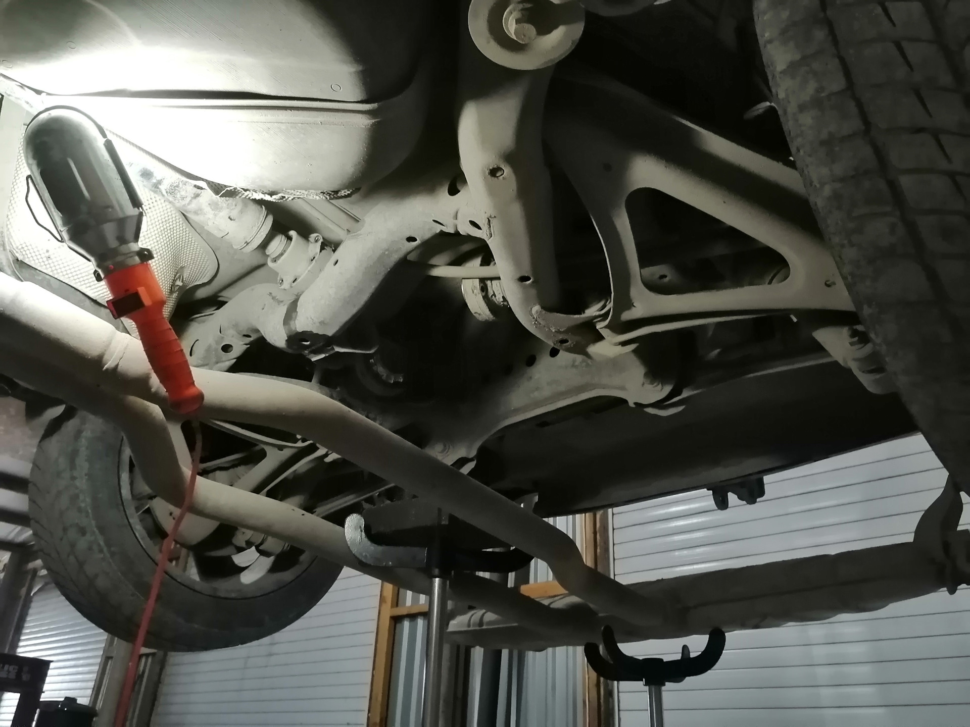 Замена саленблоков в заднем редукторе — Audi Q7 (1G), 3,6 л, 2007 года ...