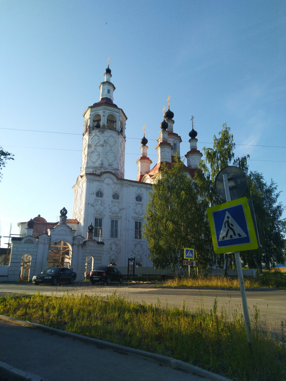 Этим и знаменит этот городок. Особый архитектурный стиль. Сохранилось до наших дней 5 храмов в стиле тотемского барокко. — Renault Kaptur (2020)