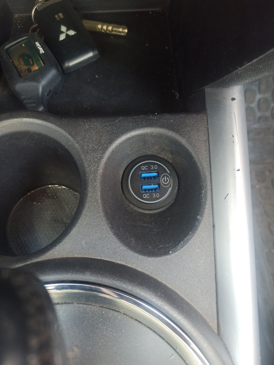 Быстрая зарядка вместо прикуривателя. — Mitsubishi ASX, 2 л, 2010 года ...