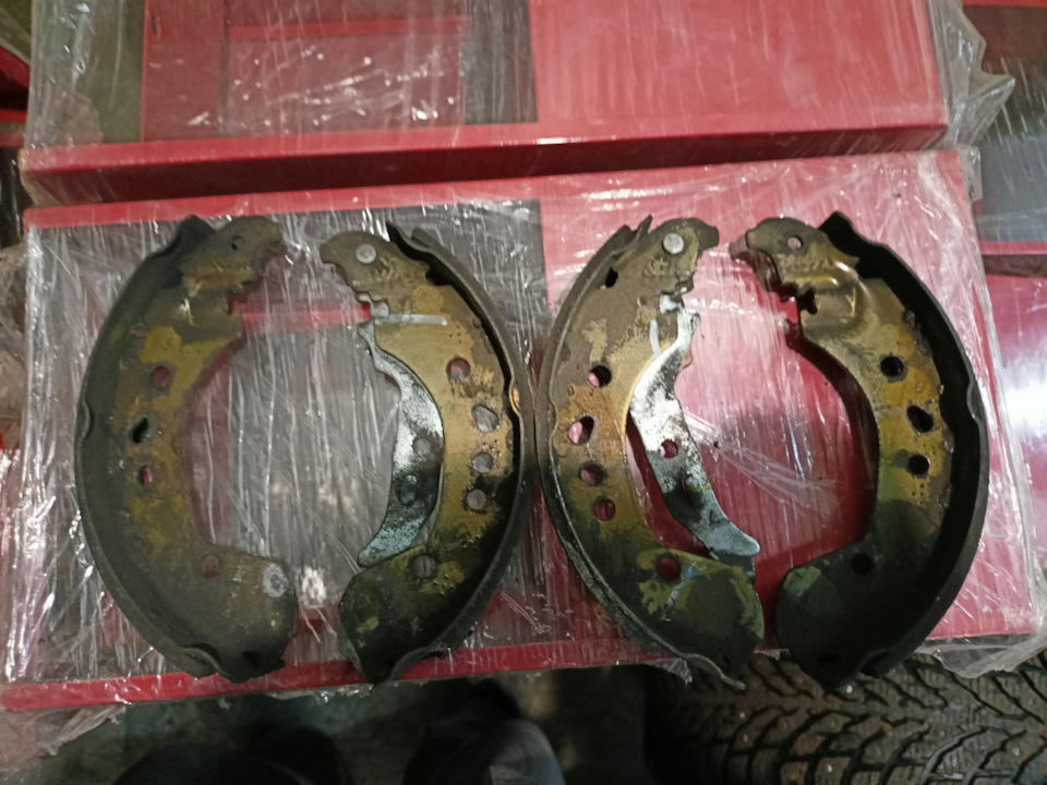 Замена задних тормозных колодок — Lada Vesta, 1,6 л, 2016 года | своими ...