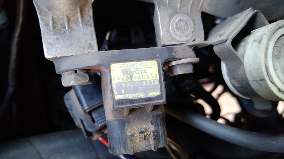 Датчик положения коленвала lexus gs. Рено дастер датчик коленвала. P0335 fiat doblo. Датчик коленвала галант 8. P0335-0 opel.