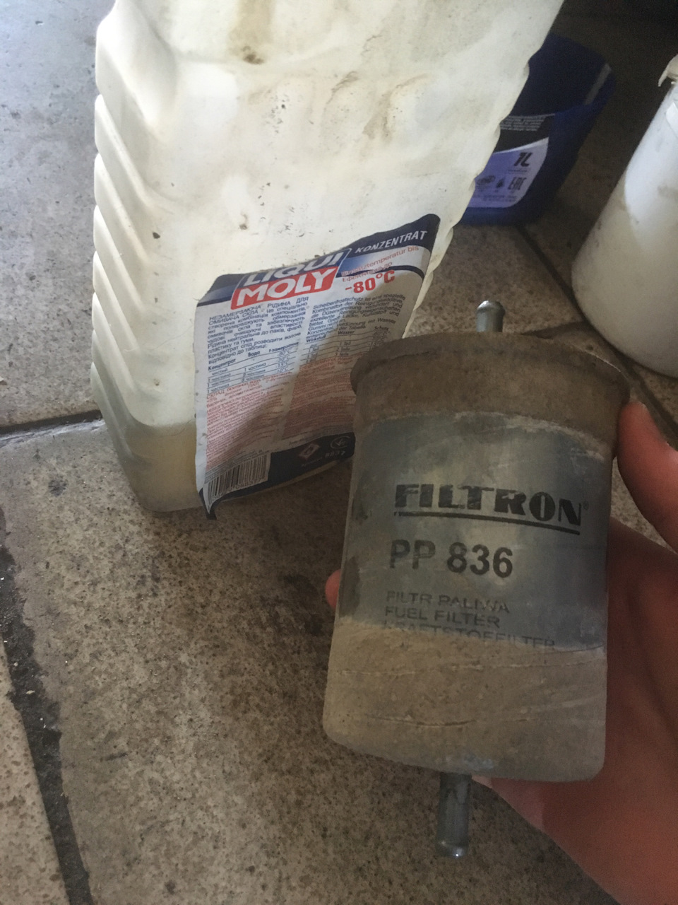 Замена бензинового фильтра — Audi A4 (B5), 1,8 л, 1995 года ...