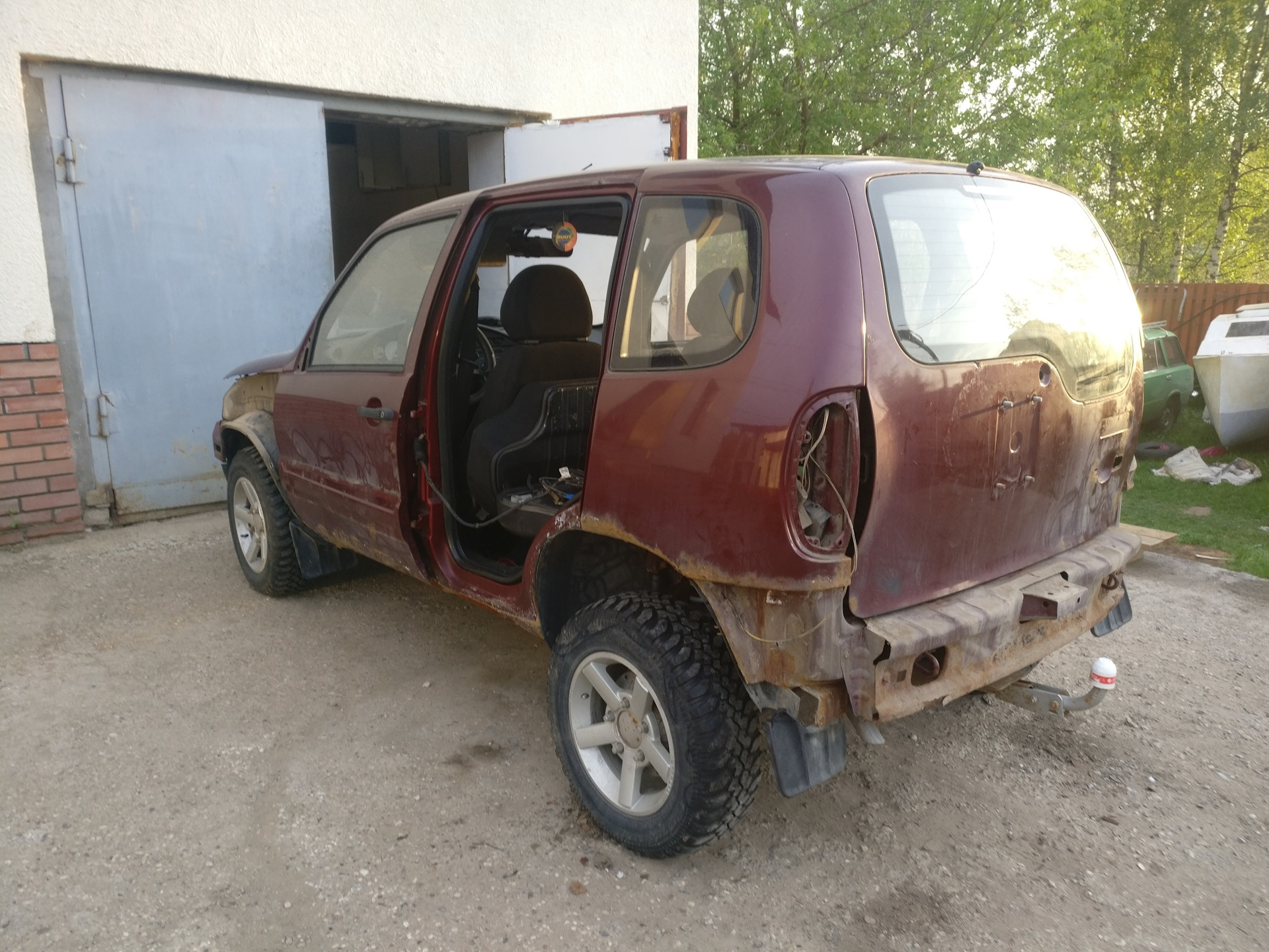 Кузов нива шевроле. Нива Шевроле ржавая. Ржавая Niva Chevrolet. Нива Шевроле ржавчина. Шевроле Нива на помойке.