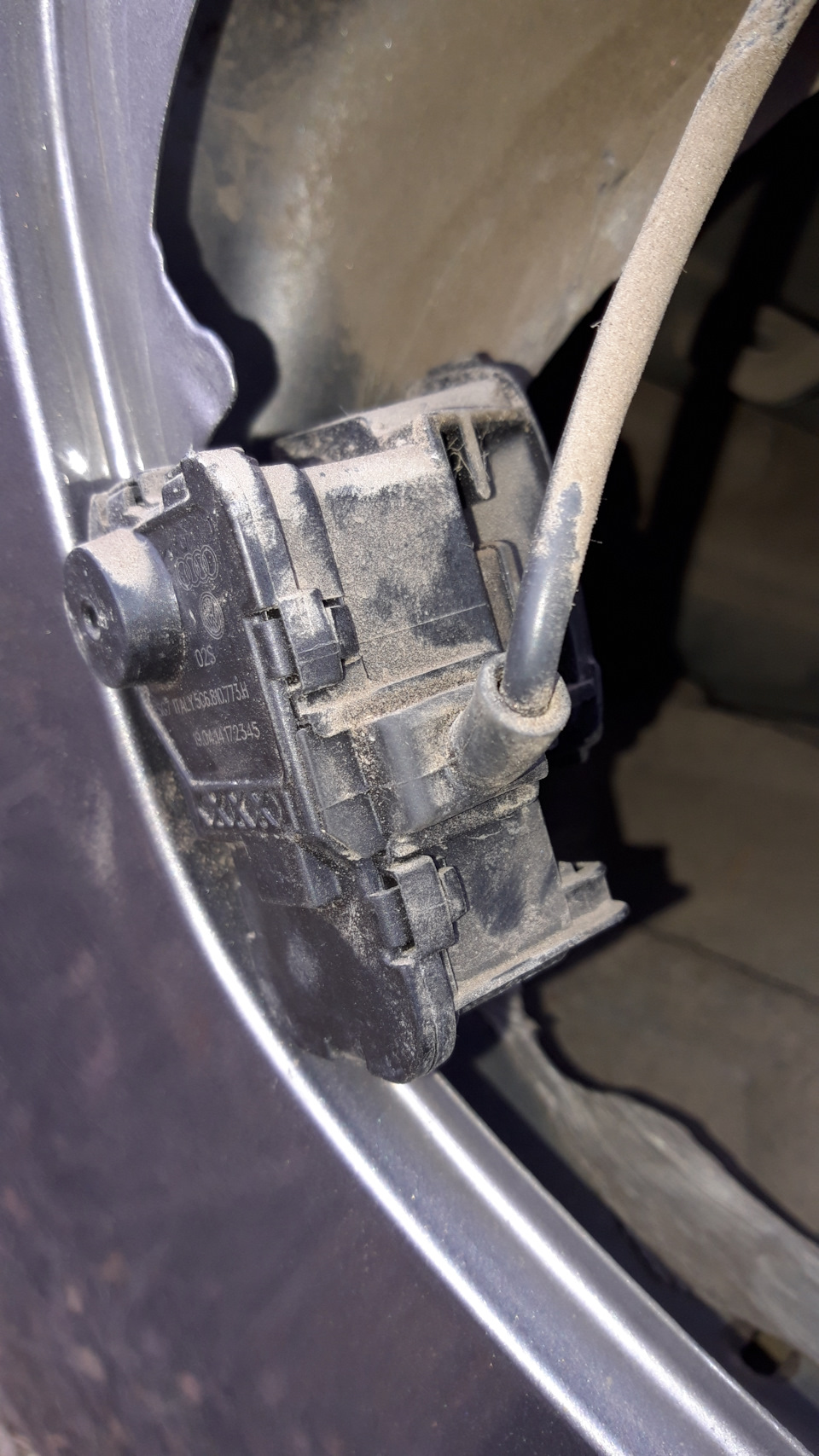 Починка замка лючка бензобака без ремонта — Volkswagen Golf Mk7, 1,4 л ...