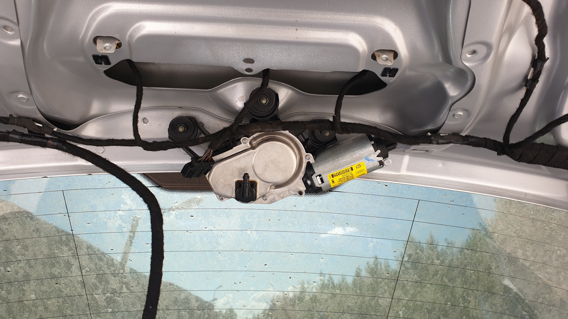 омыватель заднего стекла шкода румстер. моторчик заднего стеклоомывателя. моторчик заднего стеклоомывателя. моторчик омывателя заднего стекла tucson. моторчик заднего стеклоомывателя.