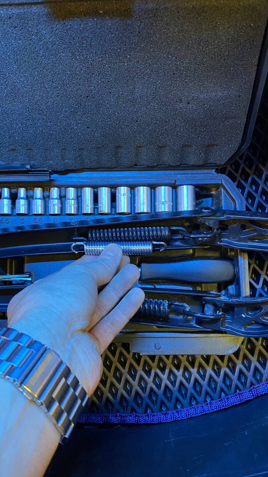 Замена пружин у поводков стеклоочистителя, замена щёток на гибрид ...