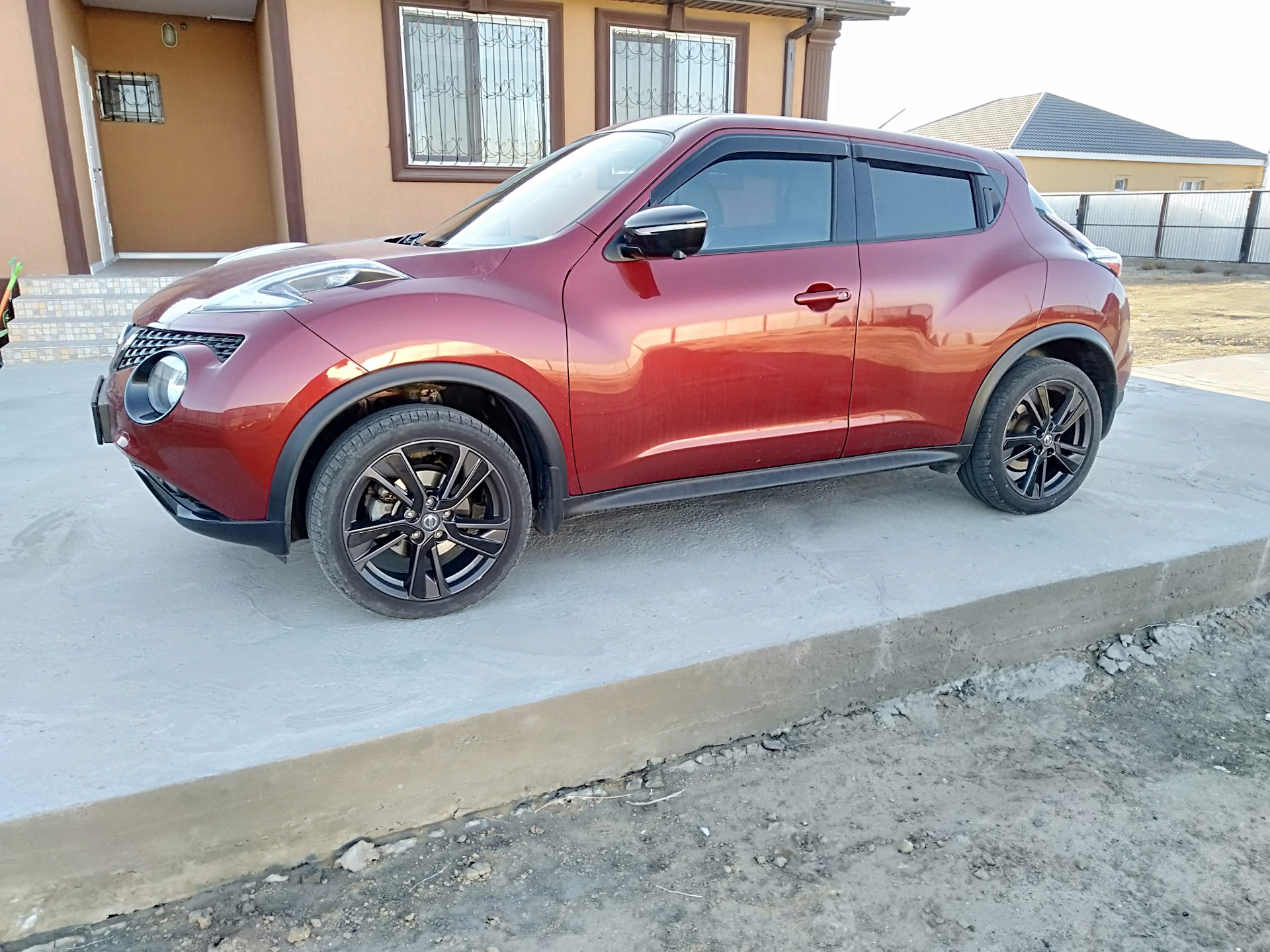 Красный Nissan Juke r18