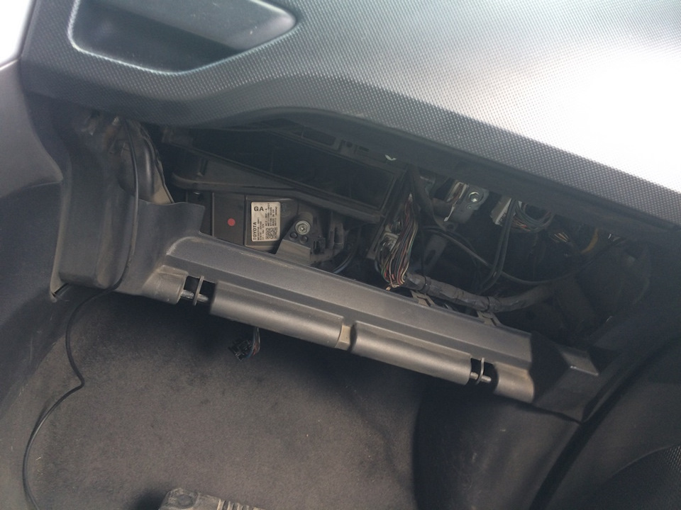 Перестал работать вентилятор печки… — Toyota Auris (1G), 1,8 л, 2007 ...