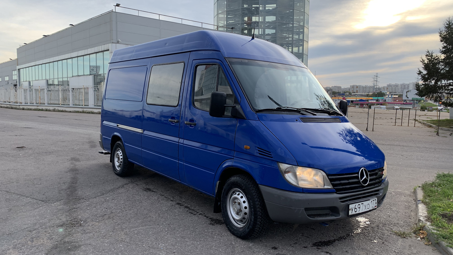 Мерседес спринтер 2004. Мерседес Спринтер 1. Mercedes Benz Sprinter синий. Мерседес Спринтер голубой. Мерседес Спринтер 906 синий.