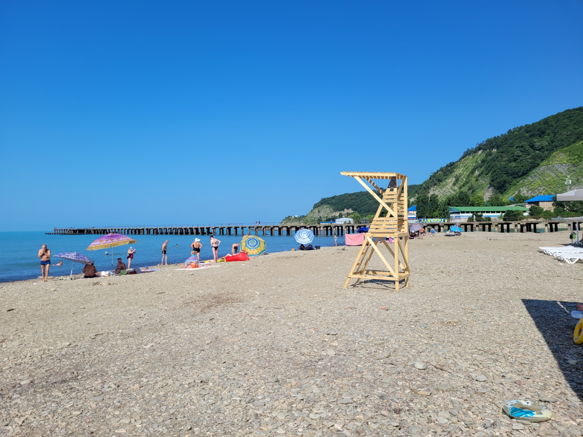 Томск сочи. Томск сочи автодорога. Гигантские кеды. Томск сочи. Томск сочи авиабилеты.