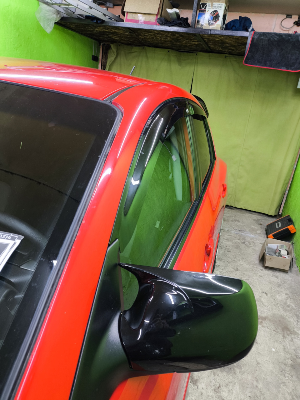 Вид с установленными дефлекторами — Mazda 3 (1G) BK