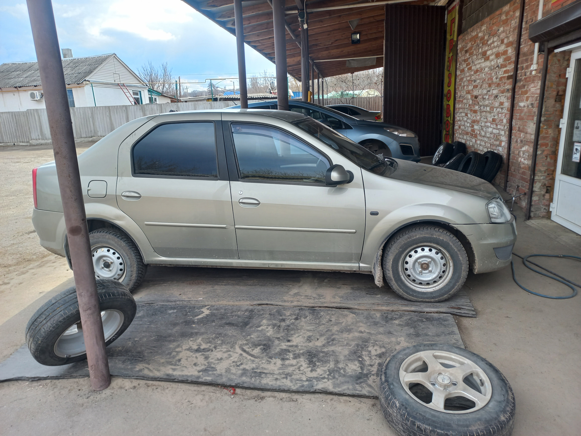 Переобувка. Накладки на барабаны. Красивый пробег — Renault Logan (1G ...