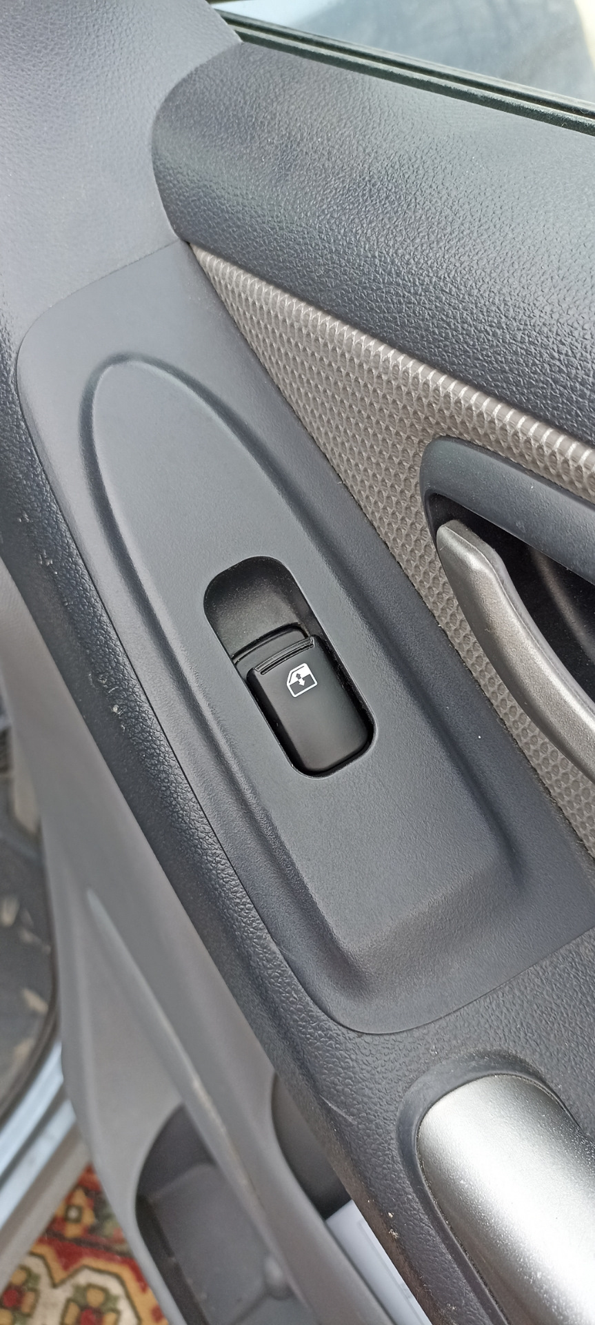 Кнопка стеклоподъёмника. — Hyundai Grand Starex, 2,4 л, 2008 года ...