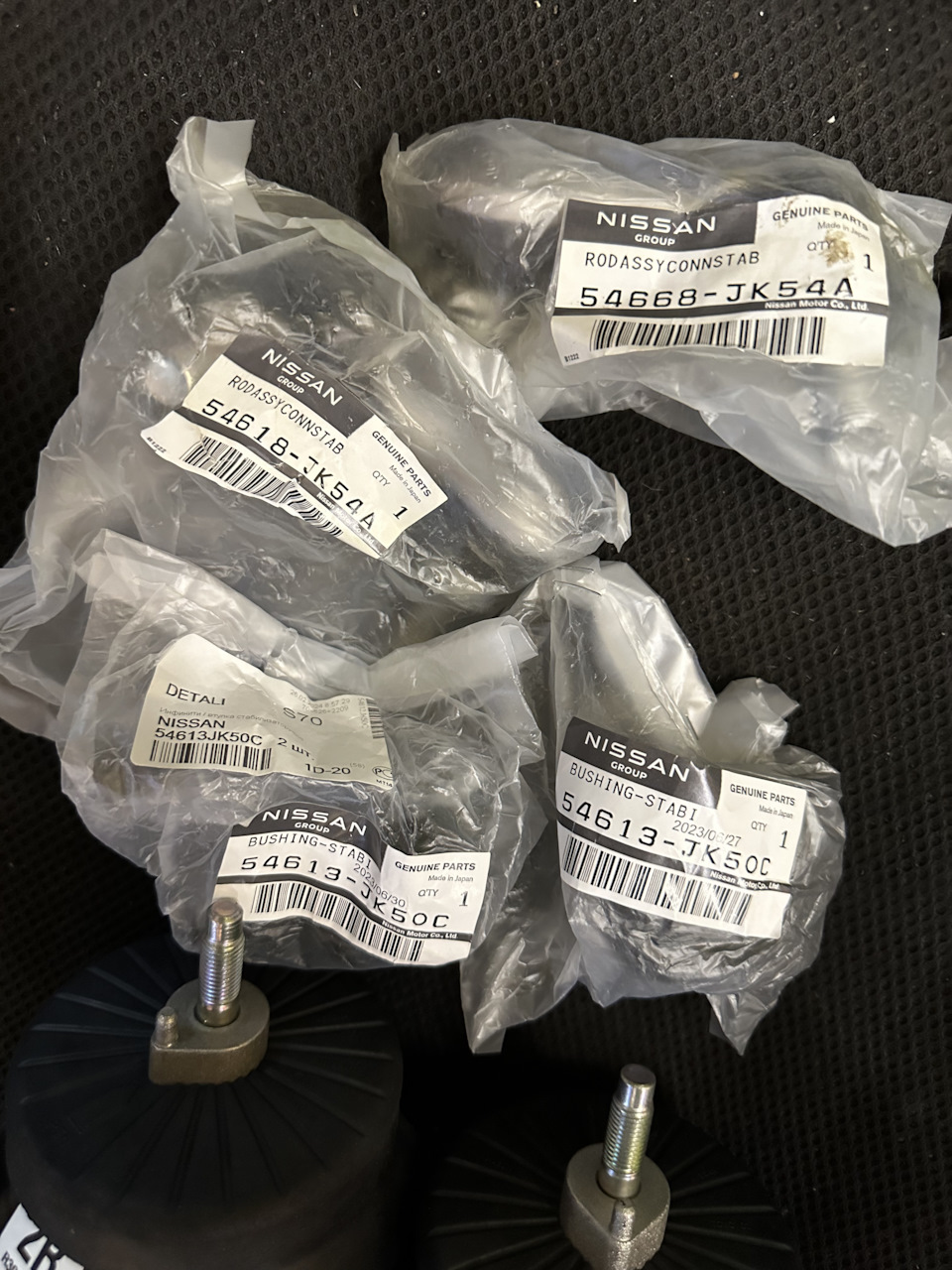 Фото в бортжурнале Infiniti q50. Запчасти на фото: 54668JK54A, 54613JK50C