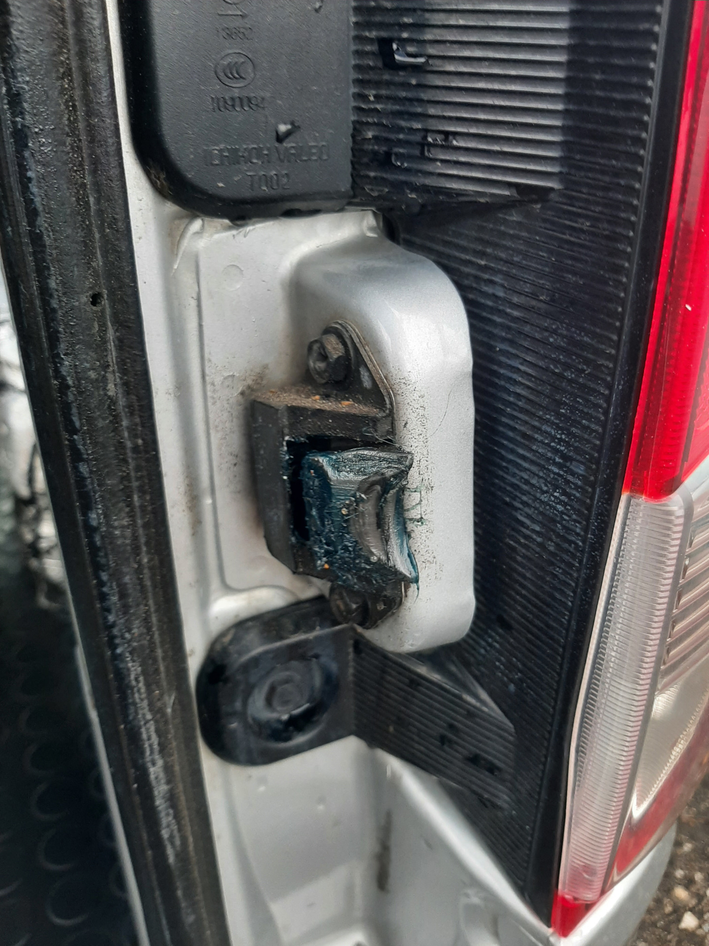 Скрип задняя дверь prado 150. Регулировка дверей шевроле круз. Скрипят задние двери. Скрип задней двери кодиака. Стук ограничителя двери багажника прадо 150.