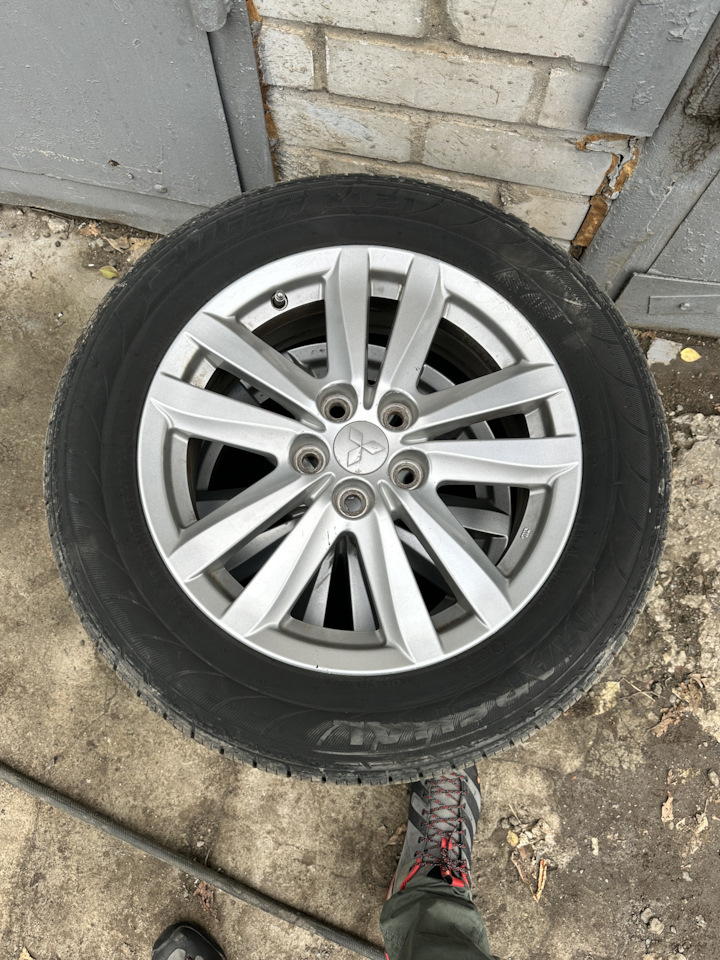 Шины летние Marshal 215/60 R17, литые диски Mitsubishi 6,5Jx17 ET46 ...