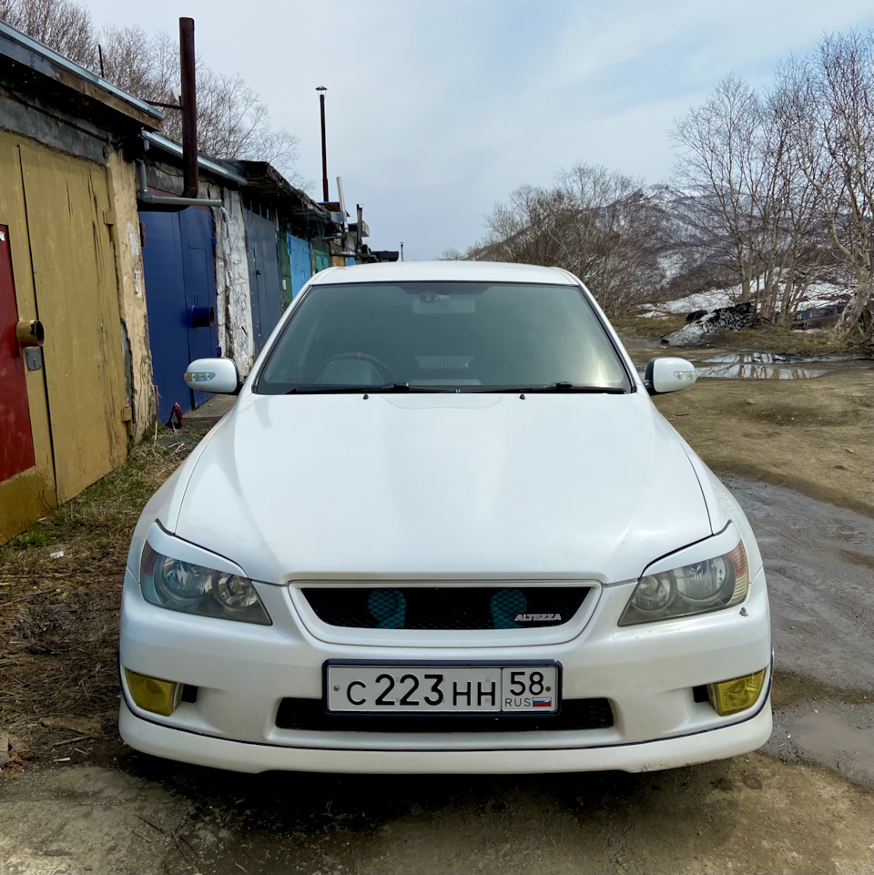 Реснички, полировка фар и наклейки на шины (?) — Toyota Altezza, 2 л, 2002  года | тюнинг | DRIVE2