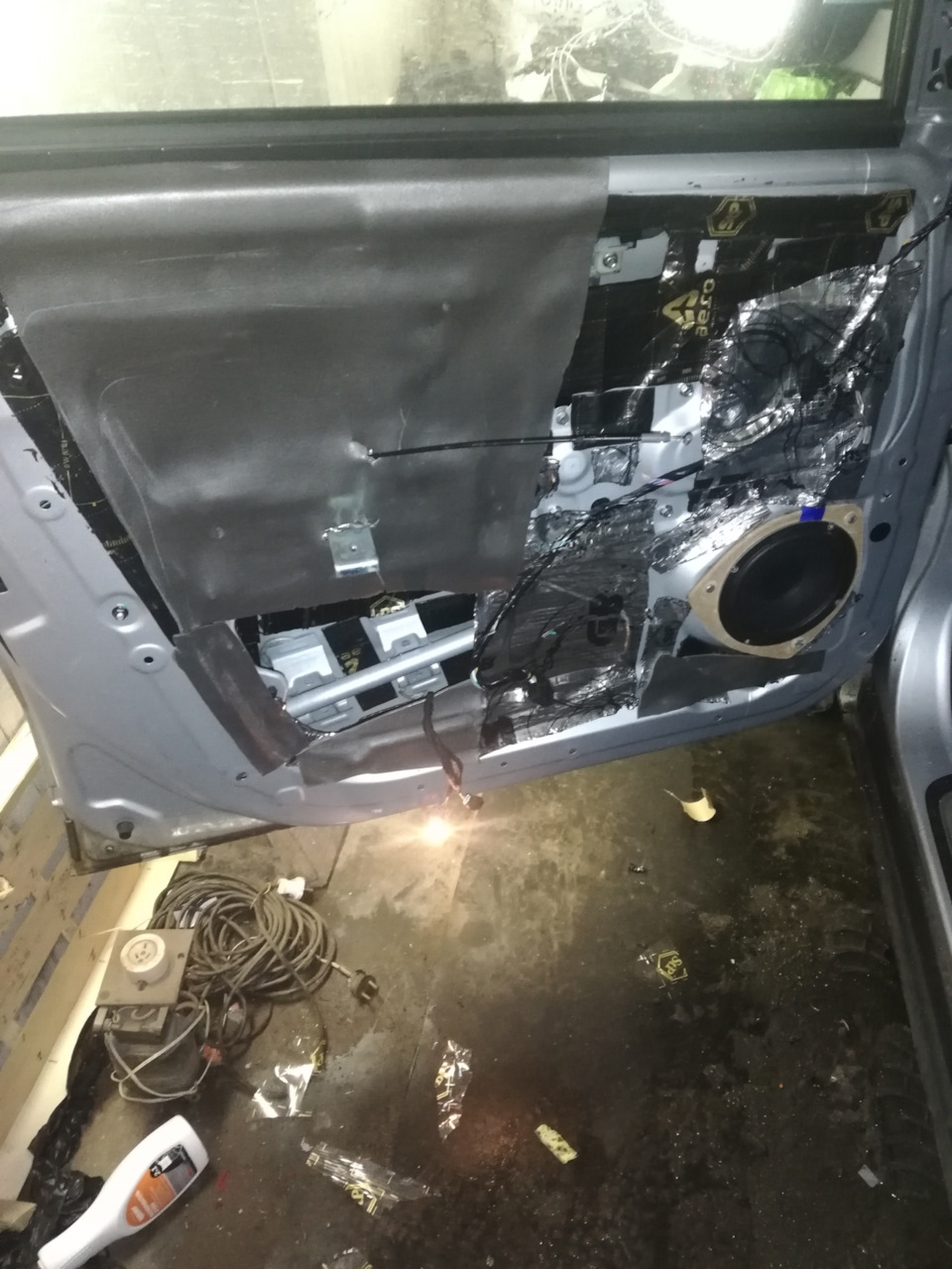 Замена штатных динамиков и установка сабвуфера Focal в Geely Atlas ...