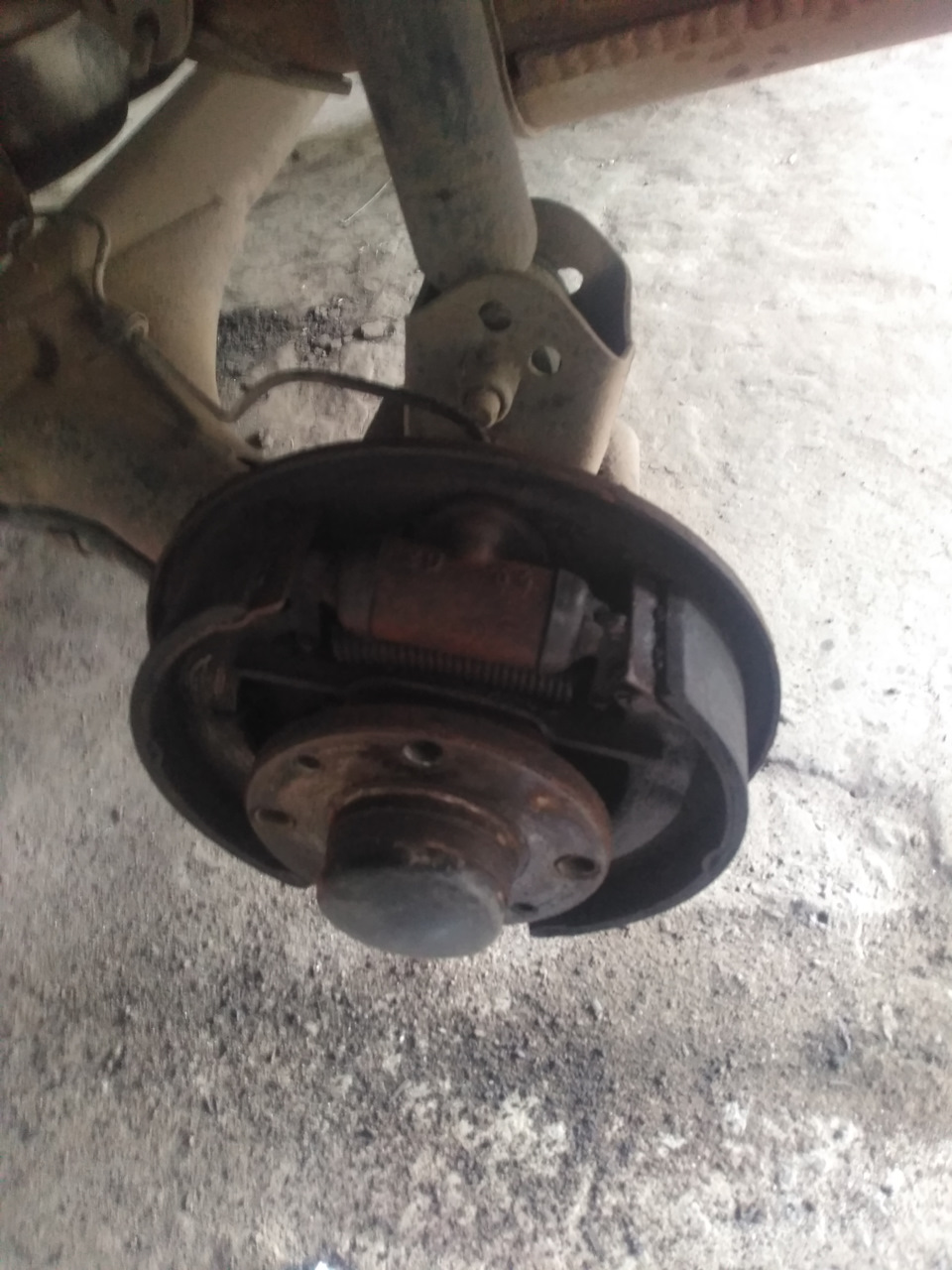 Потек задний тормозной цилиндр — Lada Калина хэтчбек, 1,4 л, 2011 года ...