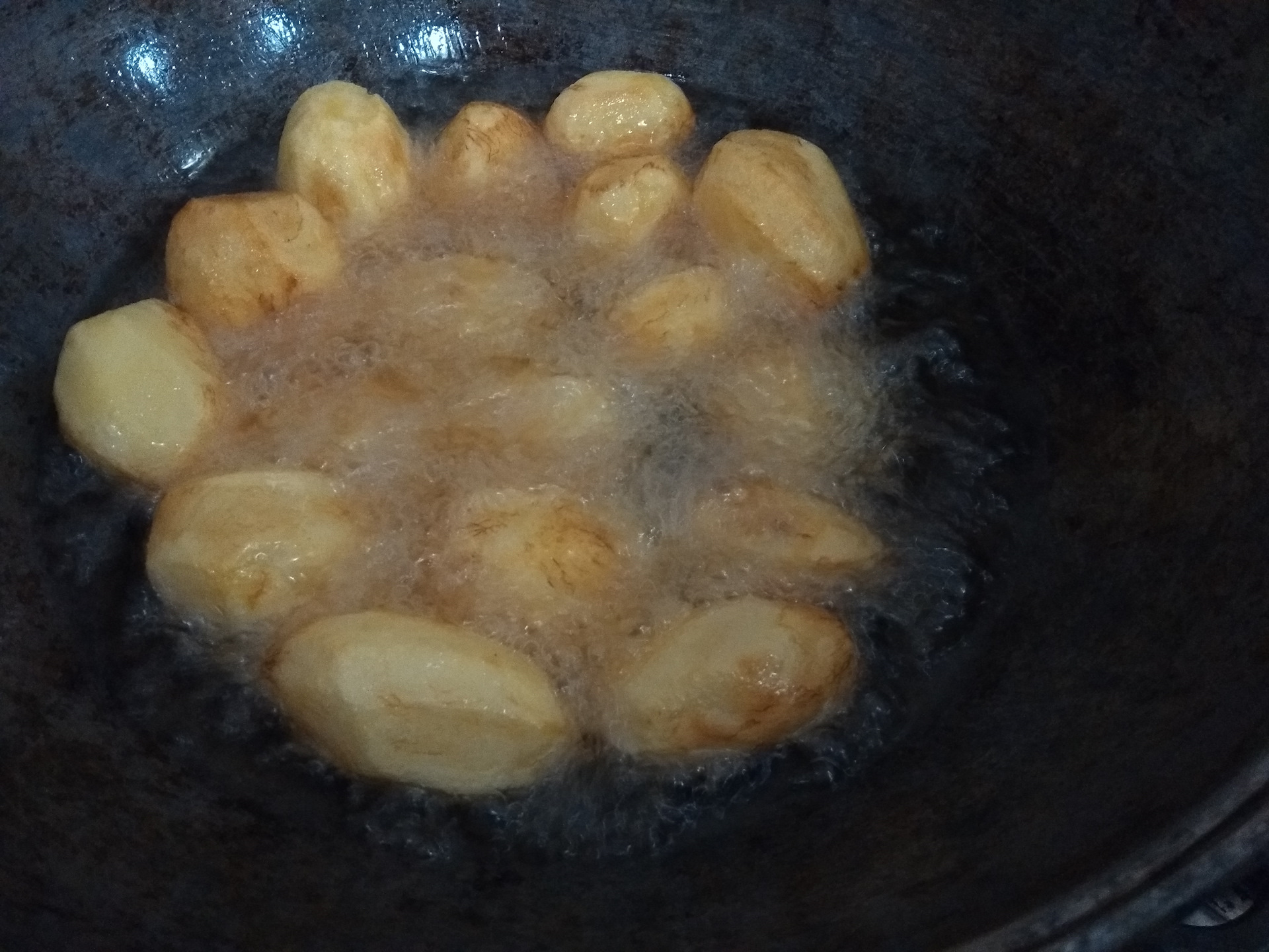 Картошка в казане в масле. Картошка в казане. Крылышки с картошкой в казане. Жареная картошка в казане на плите. Мясо и картофель во фритюре.